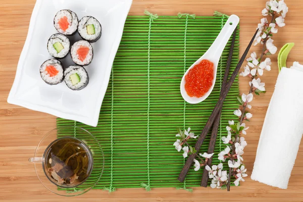 Красная икра с набором суши — стоковое фото
