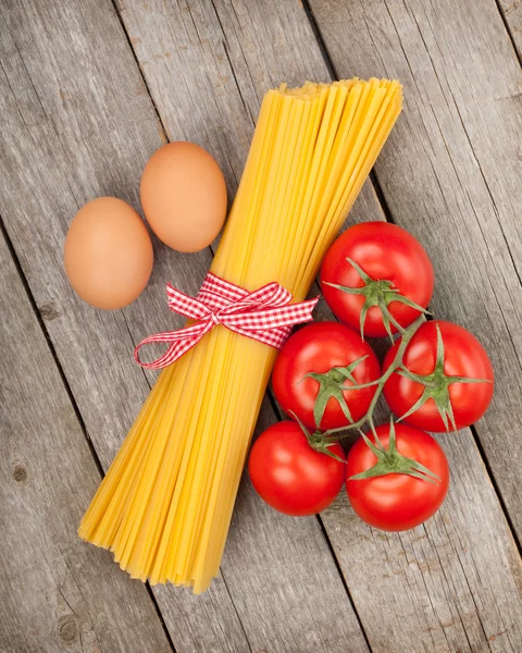 Massas alimentícias, tomates e ovos — Fotografia de Stock