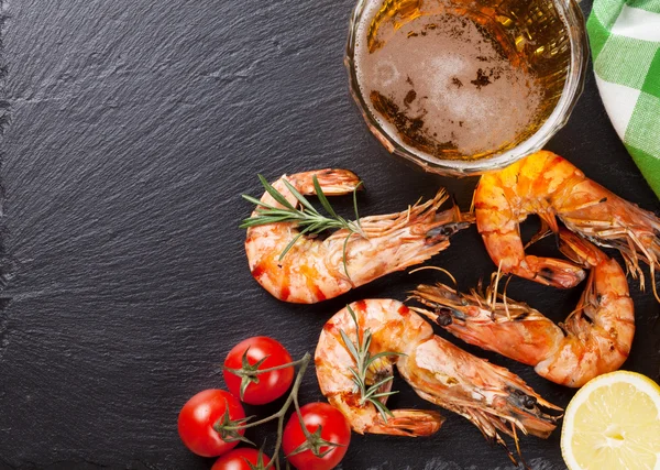 Taza de cerveza y camarones a la parrilla — Foto de Stock