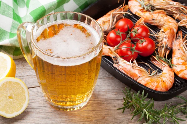 Beer mug and grilled shrimps — Stock Photo, Image