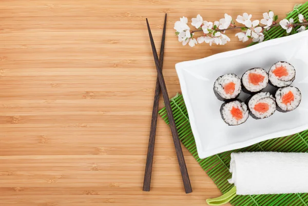Set di sushi maki e ramo di sakura — Foto Stock