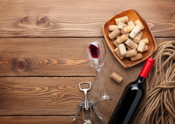 Botella de vino tinto con vidrio y sacacorchos — Foto de Stock