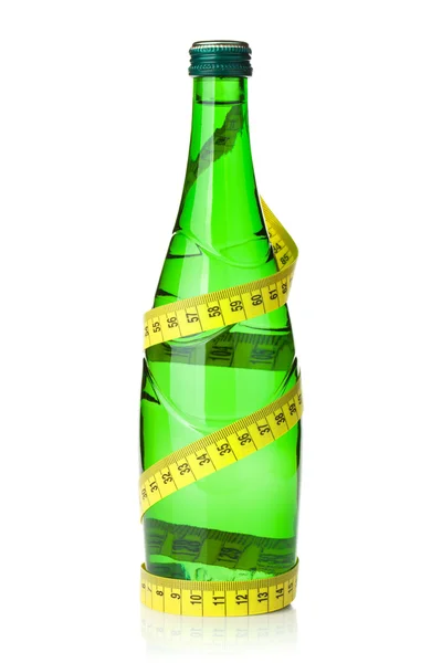 Пляшка води з вимірювальною стрічкою — стокове фото