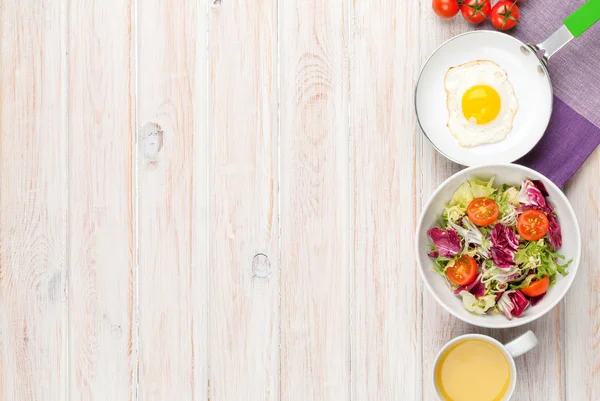 Fried egg, tomatoes and salad — Stock Photo, Image