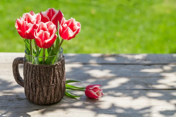 Tulipanes coloridos en la mesa —  Fotos de Stock