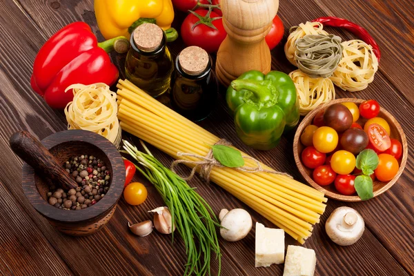 Pasta, vegetables, spices — Stock Photo, Image