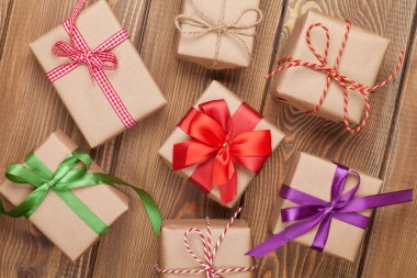 Geschenkdozen op houten tafel