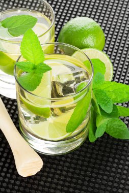 Mojito kokteyl ve malzemeler