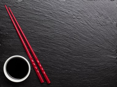Japon suşi yemek çubukları ve soya sosu