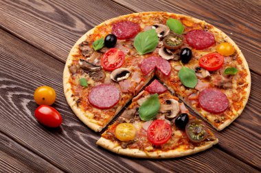biber, domates, zeytin ve fesleğen pizza