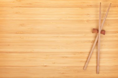 Bambu masada suşi yemek çubukları