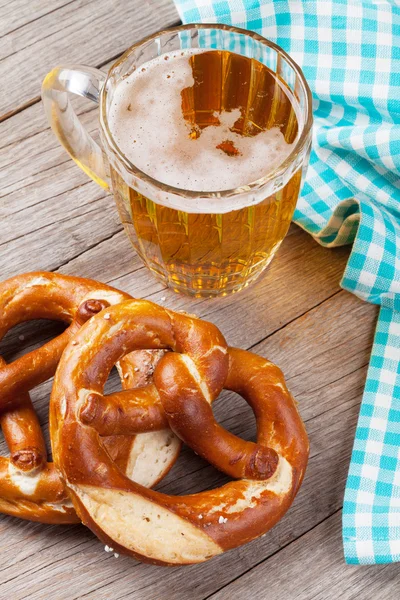 Taza de cerveza y pretzel —  Fotos de Stock