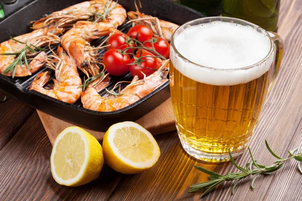 Grilled shrimps on frying pan and beer — Stock Photo, Image