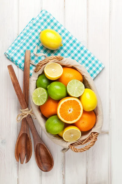 Citrusvruchten in mand. — Stockfoto