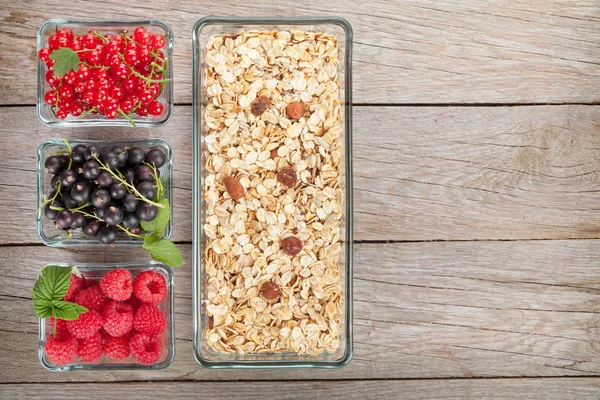 Healthy breakfast with muesli and berries — Stock Photo, Image