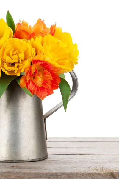 Цветной букет тюльпанов в банке для полива — стоковое фото