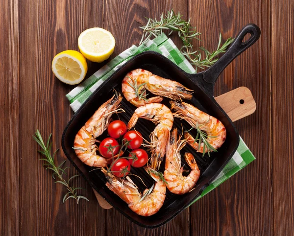 Grilled shrimps on frying pan — Stock Photo, Image