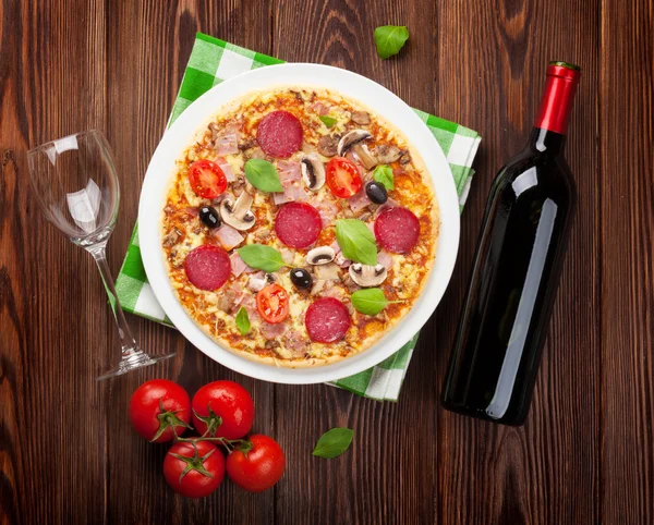 Pizza italienne et vin rouge — Photo