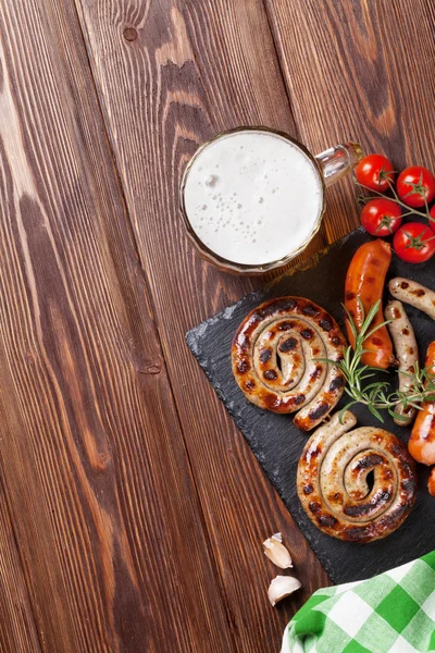 Salsichas grelhadas e caneca de cerveja — Fotografia de Stock