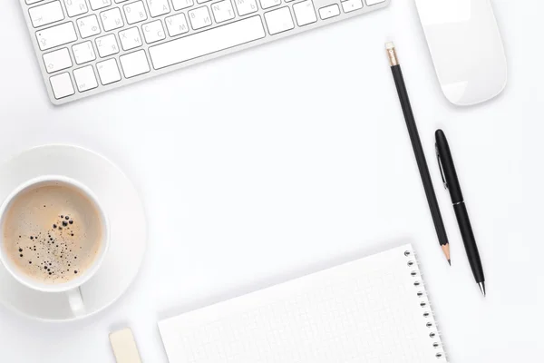 Mesa de escritório com computador — Fotografia de Stock