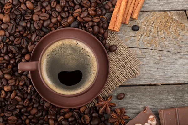 Koffiekopje met specerijen en chocolade — Stockfoto
