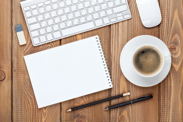 Mesa de escritório com computador — Fotografia de Stock