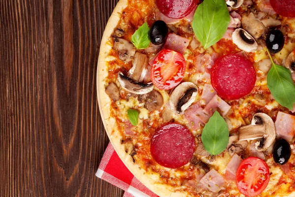 Pizza con salame piccante, pomodori, olive e basilico — Foto Stock