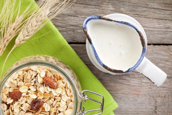 Hälsosam frukost med müsli och mjölk — Stockfoto