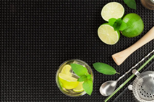 Mojito cocktail and ingredients — Stock Photo, Image