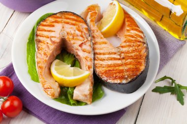 Izgara somon ve beyaz şarap