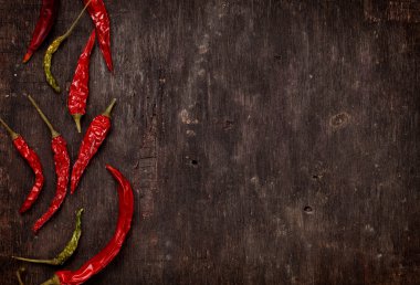 Kırmızı ve yeşil biber.