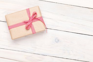 Hediye kutusu ahşap masada.