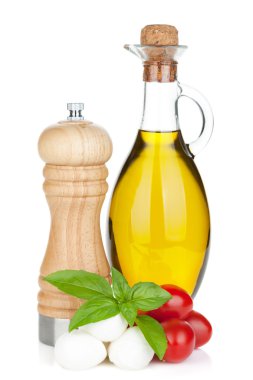 Kiraz domatesli mozzarella peyniri ve fesleğen.