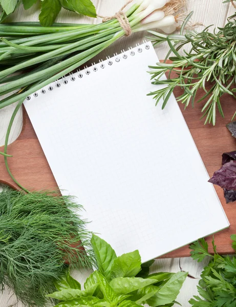 Fresh garden herbs and notepad — Stock Photo, Image