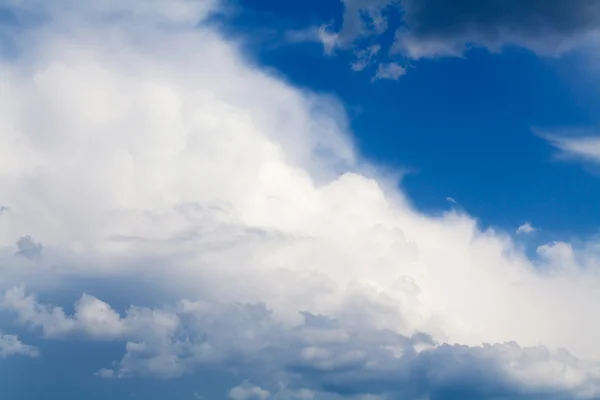 Cielo blu con nuvole piovose — Foto Stock