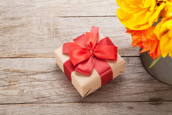 다채로운 튤립 꽃다발과 선물 상자 — 스톡 사진