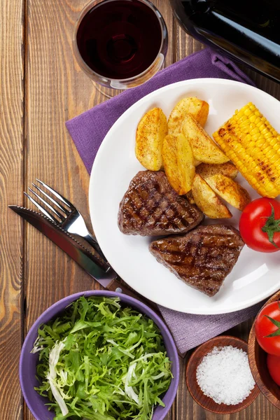 Steak avec pommes de terre grillées, maïs et vin — Photo