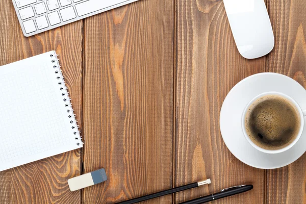 Mesa de escritório com computador, suprimentos — Fotografia de Stock