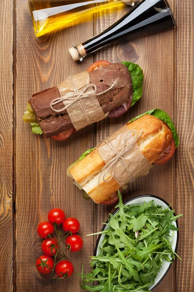 Два сэндвича, салат и специи — стоковое фото