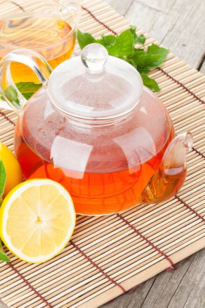 Zelený čaj s citrónem a mátou — Stock fotografie