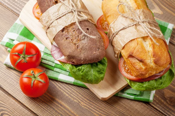 Két szendvics, saláta, sonka, sajt — Stock Fotó
