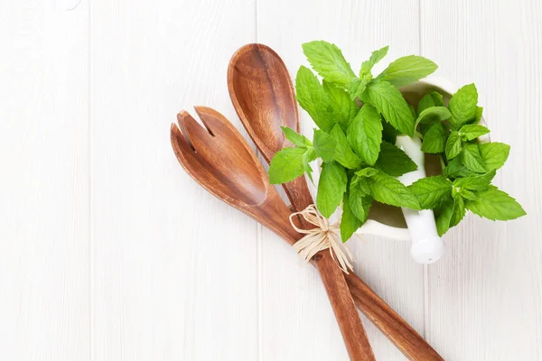 Menthe fraîche en mortier sur table de jardin — Photo