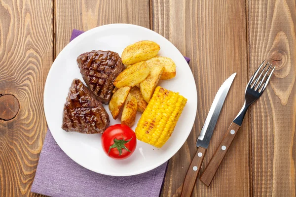 Steak aux pommes de terre grillées, maïs et tomate — Photo