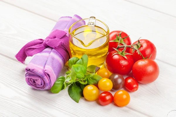 Aceite de oliva, tomates, albahaca — Foto de Stock