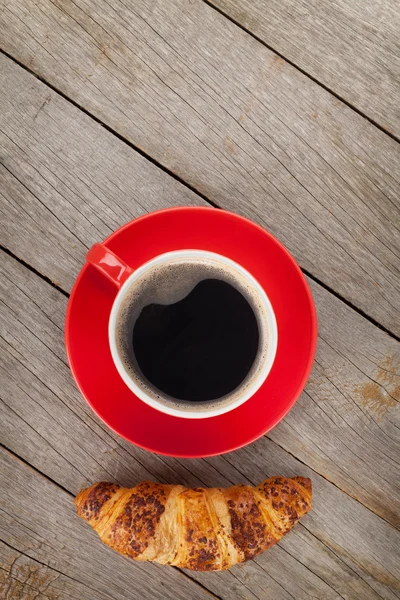 Kopp kaffe och färsk croissant — Stockfoto