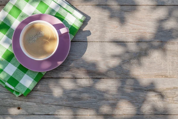 Coffee cup on garden table — Stock Photo, Image