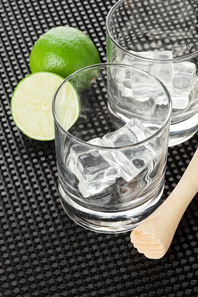 Zutaten und Utensilien für Mojito-Cocktails — Stockfoto