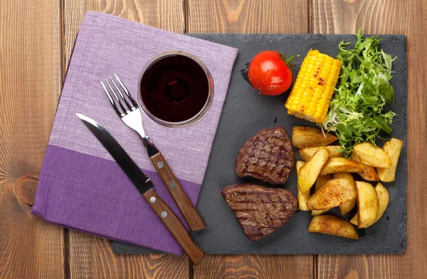 Biftek ile kızarmış patates, Mısır ve şarap — Stok fotoğraf