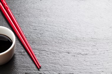 yemek çubukları ve soya sosu kase