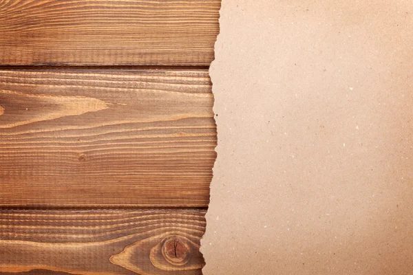 Karton papier over houten achtergrond — Stockfoto